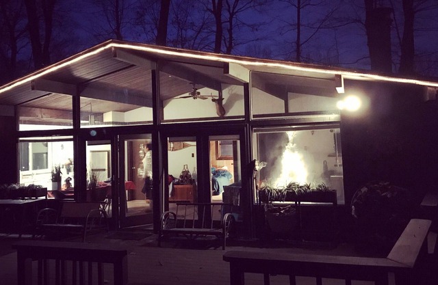 Immaculate getaway at a peaceful lake in the woods. Sylish, newly renovated