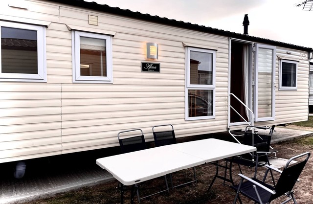 Impeccable 4-Bed Caravan in Clacton-on-Sea