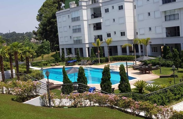 In a closed condominium very close to the center of Capivari/ 3 bedrooms.2 gar.