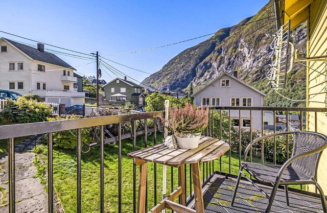 In Årdalstangen welcomes you this modern apartment with fjord view.