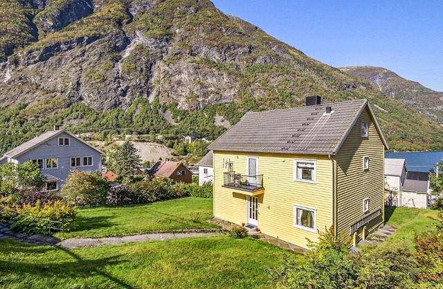 In Årdalstangen welcomes you this modern apartment with fjord view.