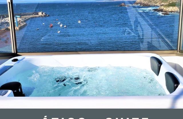 In Caión: Attic-Suite with 2 terraces and Jacuzzi on the seafront