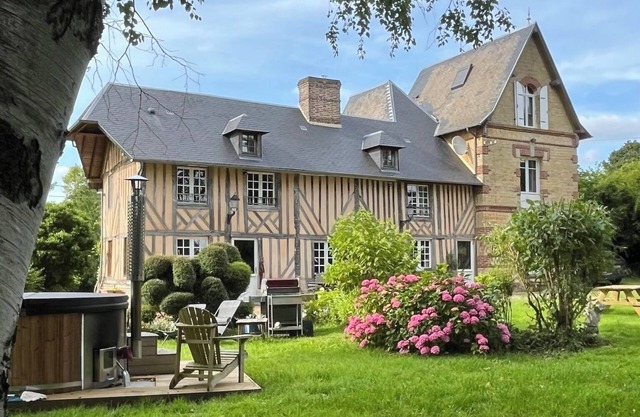In need of nature? Our Normandy estate with swimming pool and spa welcomes you!