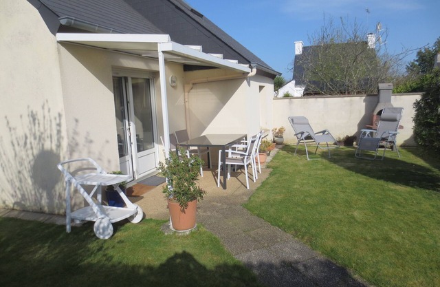 in St Quay Ptx: single storey house facing south, enclosed grounds. WIRELESS
