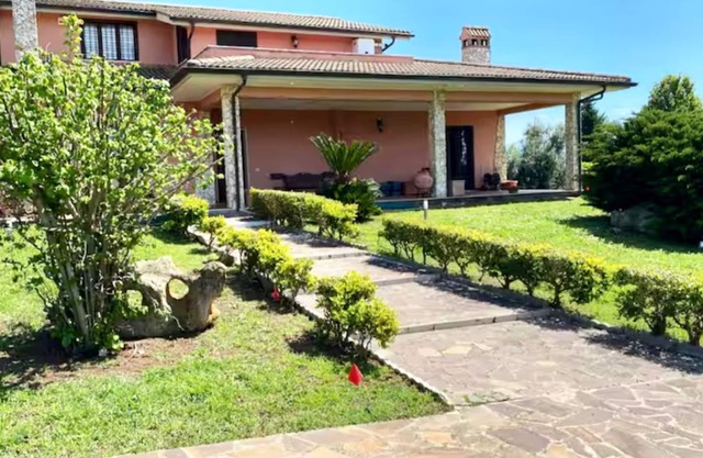 In the green, half an hour from the center of Rome With summer and winter swimming pool
