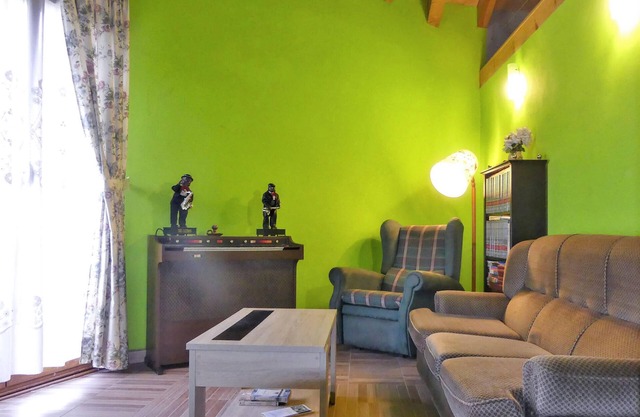 In the heart of Asturias welcomes you this colorful vacation home.