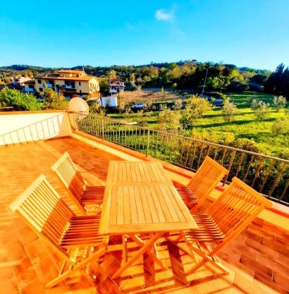 Incantevole appartamento, completo e confortevole con ampia terrazza privata e vista sulle colline Toscane, a pochi chilometri dal mare, vicino ai percorsi per bici della zona