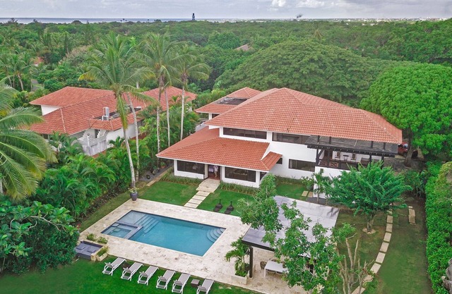 Includes pool & jacuzzi, maid, cook, golf cart and free wifi! 5 mins. from Hotel