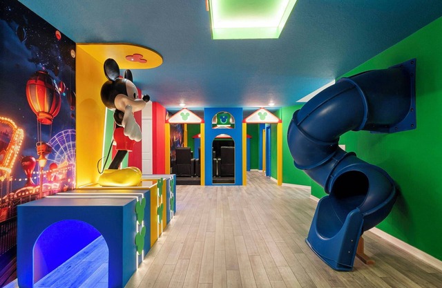 Incredible 10Bd SummerKitchen Windsor Cay