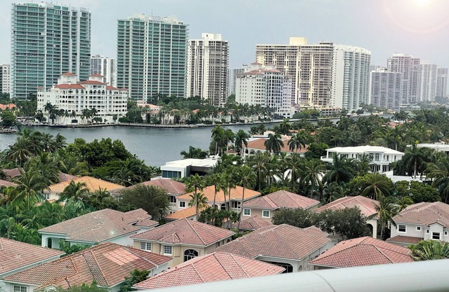 Incredible apartment overlooking the intracoast. Parking included