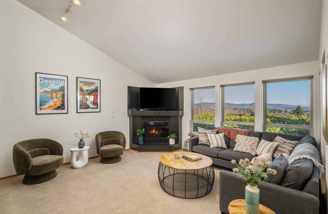 Incredible Dundee Hills Escape, Pet Friendly, Hot Tub, Covered Deck, Walk to Park, Food, and Wine