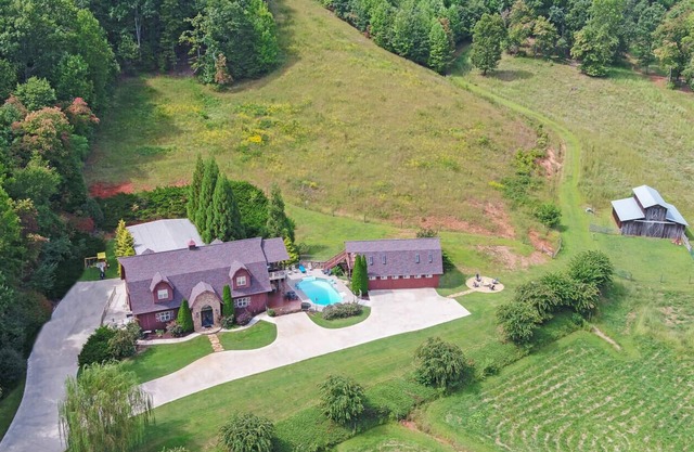 Incredible Farmhouse,18 acres, pool, 7 king bds, near Helen, TINY WEDDINGS!