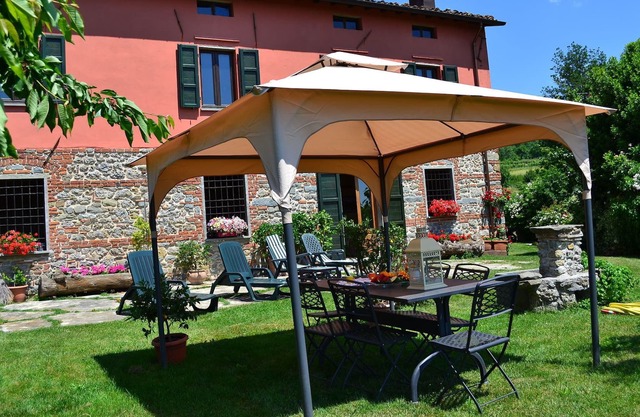 Independent Tuscan Holiday Home with Garden and Valley views