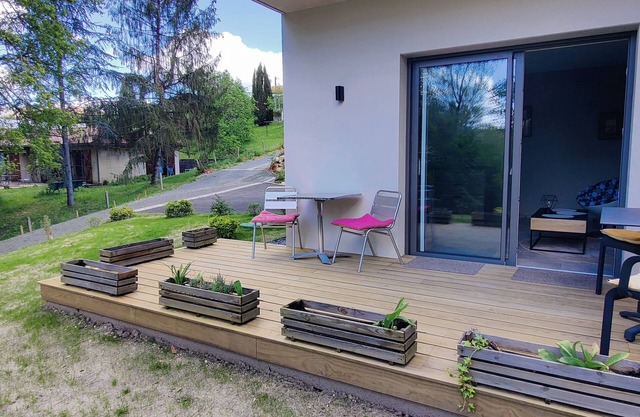 Independant guesthouse in design villa with swimmingpool, close to Bordeaux