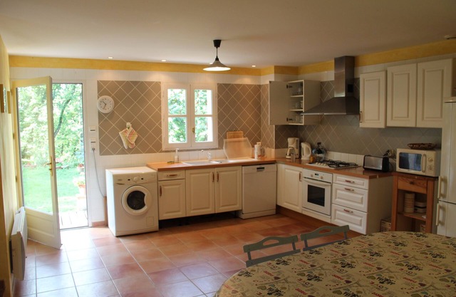 Independent cottage in park with large pool