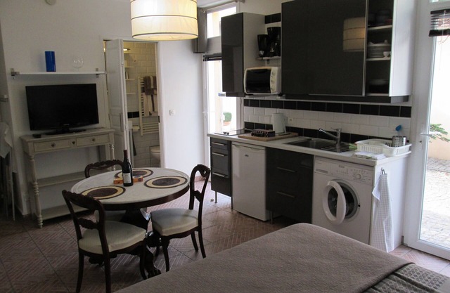 Independent studio 20 mins from PARIS center by RER in former stables