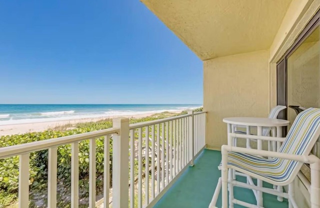 Indialantic Charm: Relaxing Room with Seaside Ambiance | Balcony