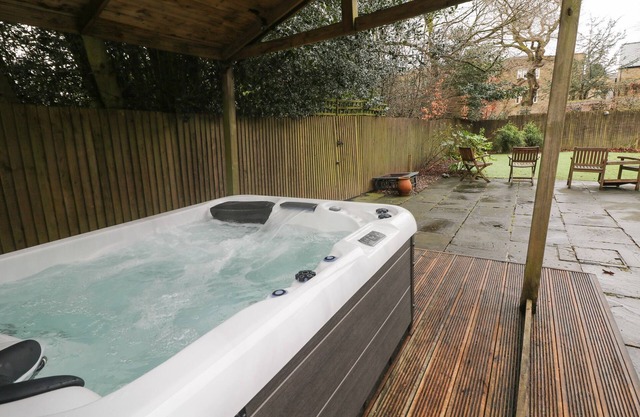 INDUJA, family friendly, with hot tub in Dore