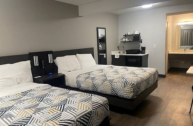 Indulge in Home Like Comfort, 2 Units with Free Parking, Near Bunning Park