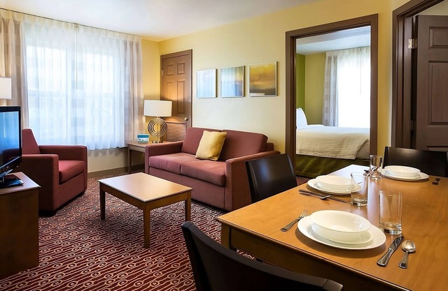 Indulge in Home Like Comfort Full Kitchen, Outdoor Pool, Near OdySea Aquarium