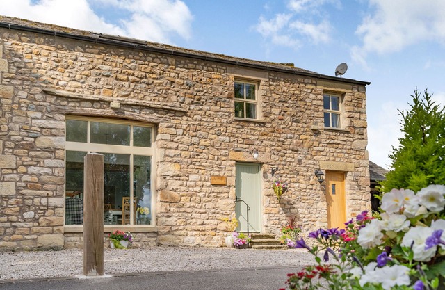 INGLEBOROUGH VIEW, romantic, character holiday cottage in Hornby
