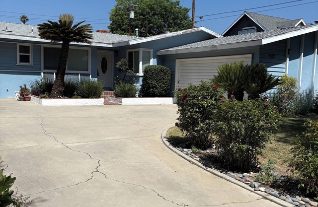 Insurance Rentals:Furnished 4+2 with enclosed backyard, s steel appliances