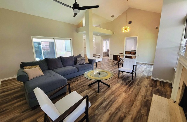 Intimate Bright Mid Century Modern w/High Ceilings in HEART of Dallas,