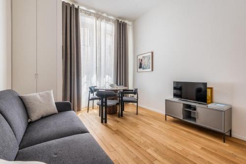 Intrho Isola Luxury Apartment , Modern & Cozy