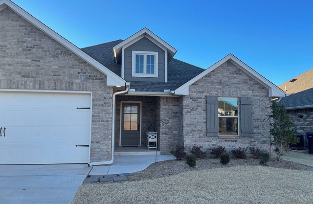 Inviting, well equipped, sleeps 8 + comfortably w/access to Edmond/OKC in mins.
