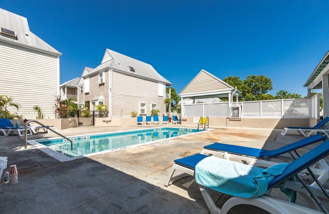 Island Escape: Charming Condo Just Steps From Duval Street, Near Southernmost Point, Shared Pool!
