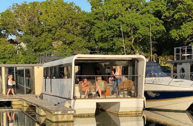 Island Harbour Houseboat