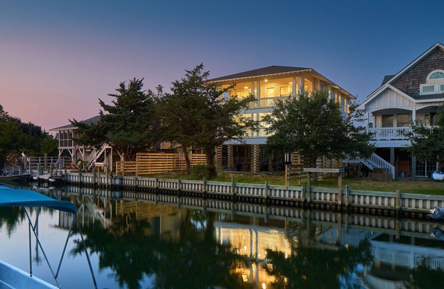 Island House: Dog friendly, 3-stop elevator, screen porch, canalfront, boat dock