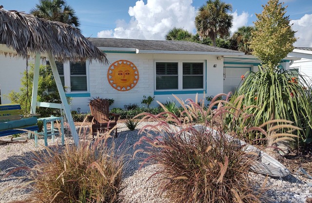 Island life, tiki deck, short walk to beach and parks, close to shopping