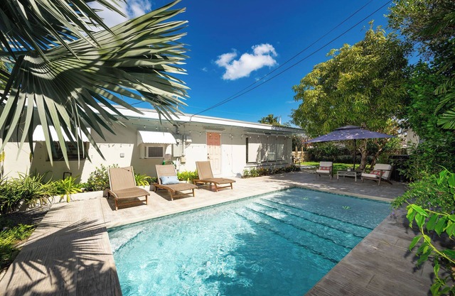 ISLAND SANCTUARY KEY WEST - 3 Bedroom/2 Bathroom with Pool and Parking!