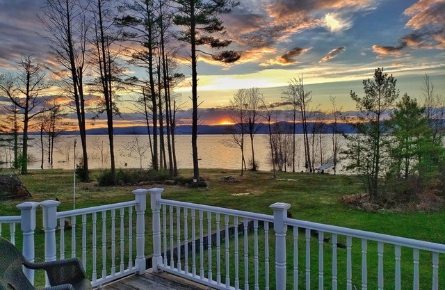 Island View: 4 Bdrm Lakeside Cabin in the foothills of the Adirondack Mountains!