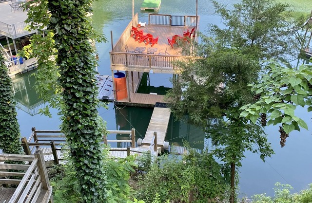 It’s 5 O’clock Somewhere-9Bd,5.5BA,no wake cove, pool table,hot tub