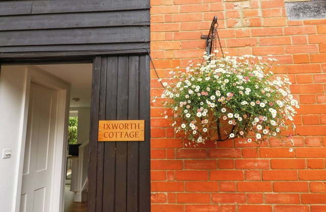 IXWORTH COTTAGE, pet friendly, with a garden in Ottery St Mary