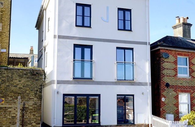 J House-Sleeps 12-4 Bath-Roof Terrace-Cowes Centre