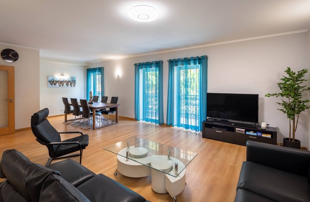 Jacaranda Apt.3 bed 3 bath.ROOFTOP POOL. A/C, heating. Lic.# 89195/AL