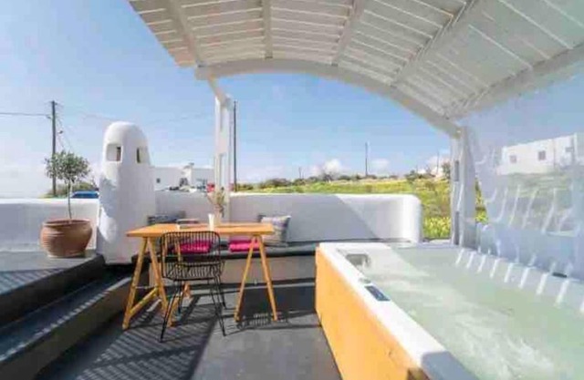Jaccuzzi Romantic Suite in Firostefani,sea view!