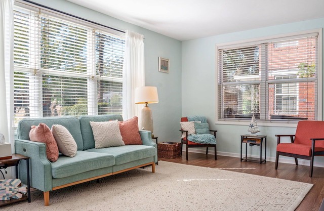 Jacksonville's Beachy Bungalow 2 Bedrooms