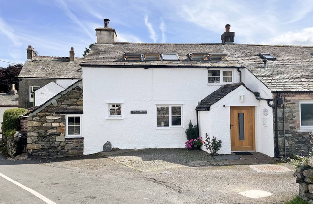JACKY GARTH COTTAGE, pet friendly, with open fire in Keswick