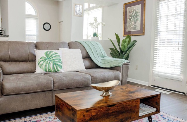 Jacuzzi,Crib,walk to Chineese,Kebab rest,Food lion