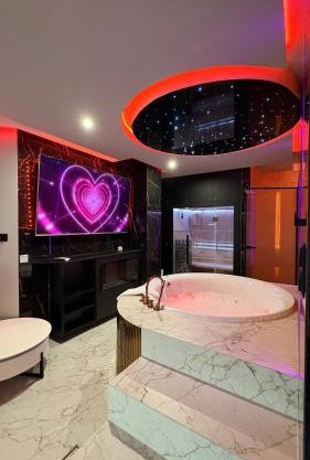 Jacuzzi Glass-House Wislane Tarasy with Sauna and Parking