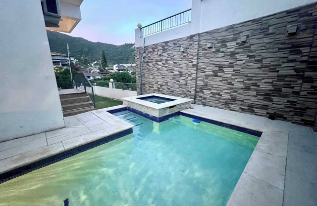 Jacuzzi Loft and Pool Glencoe Townhome