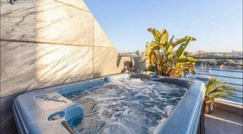 Jacuzzi Luxury Seafront Sliema