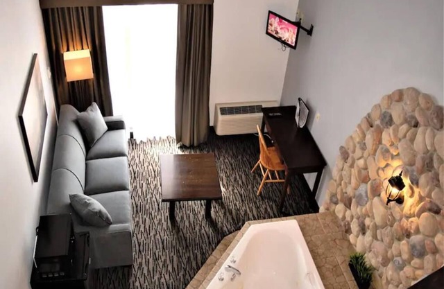Jacuzzi Suite -1 King Bed