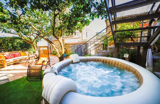 Jamm - House with hot tub, terrace and parking