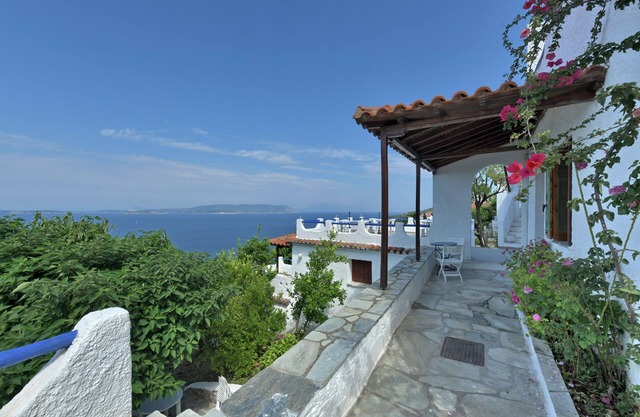 JASMINE house. Panoramic pool. Access to the sea. Privileged view of the Egean.
