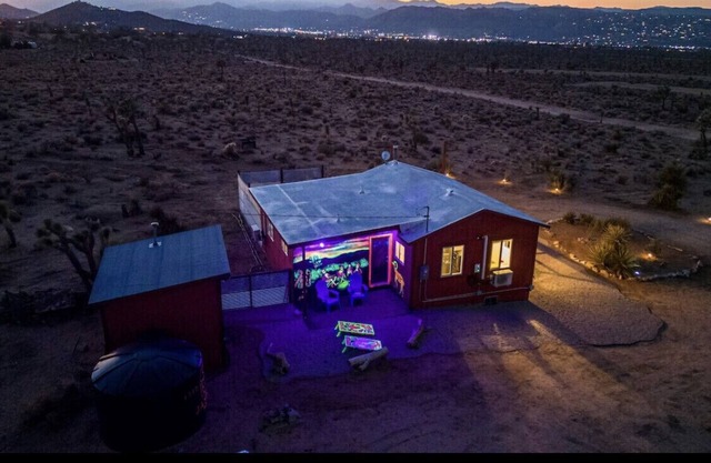 Jasper Glow 2BR Stargaze 4 Acres near Joshua Tree Ev Charger Hot Tub Swing Set